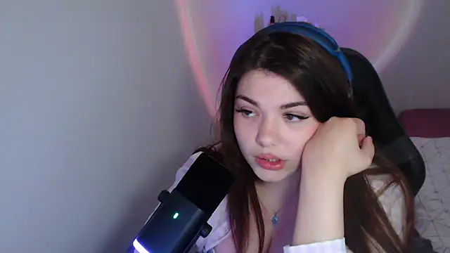 helengilmor online show from April 25, 3:20 pm