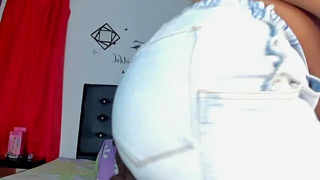 Snapshot of AmbarthSmiith2 chatting on March 1, 1:51 pm AmbarthSmiith2 online show from March 1, 1:51 pm