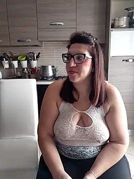 Snapshot of carolyne2023 chatting on December 1, 9:14 am carolyne2023 online show from December 1, 9:14 am