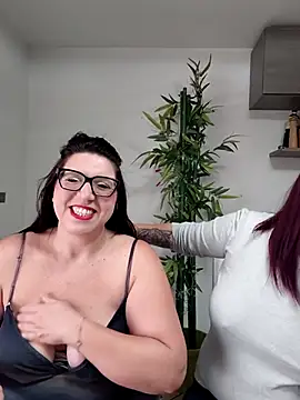 Snapshot of carolyne2023 chatting on December 4, 8:45 am carolyne2023 online show from December 4, 8:45 am