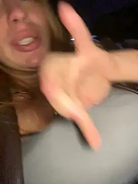 Snapshot of Sweet___Emily chatting on December 12, 7:04 pm Sweet   Emily online show from December 12, 7:04 pm