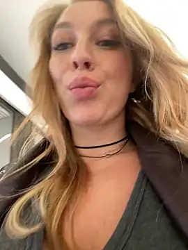 Snapshot of Sweet___Emily chatting on December 15, 2:27 pm Sweet   Emily online show from December 15, 2:27 pm