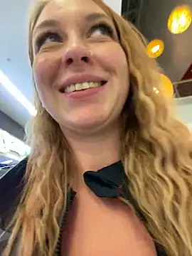 Snapshot of Sweet___Emily chatting on December 19, 6:01 pm Sweet   Emily online show from December 19, 6:01 pm