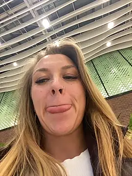 Snapshot of Sweet___Emily chatting on December 18, 3:40 pm Sweet Emily online show from December 18, 3:40 pm