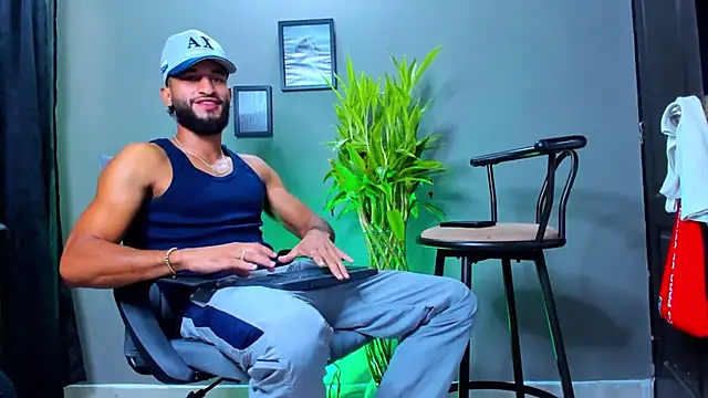 Snapshot of Damian_022 chatting on October 23, 1:32 pm Damian 022 online show from October 23, 1:32 pm