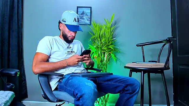 Snapshot of Damian_022 chatting on November 10, 11:09 am Damian 022 online show from November 10, 11:09 am
