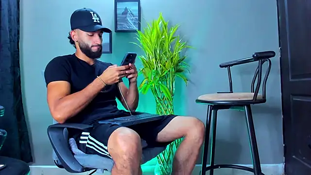 Snapshot of Damian_022 chatting on February 6, 2:31 pm Damian 022 online show from February 6, 2:31 pm