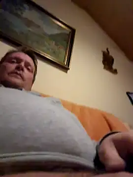 Snapshot of everyoneneeds chatting on December 30, 9:50 pm everyoneneeds online show from December 30, 9:50 pm