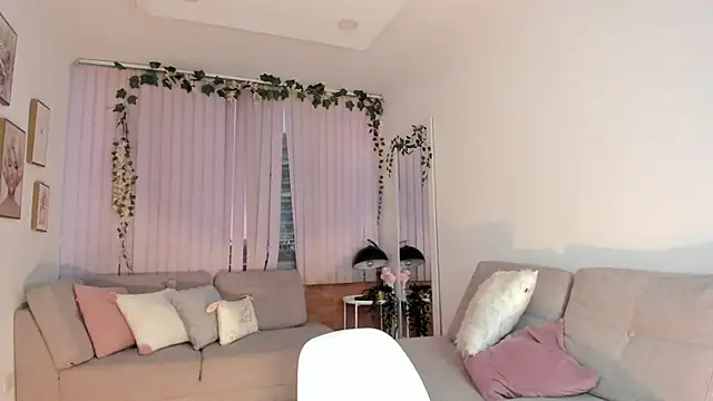 Snapshot of Bella_ev chatting on December 27, 8:28 pm Bella ev online show from December 27, 8:28 pm