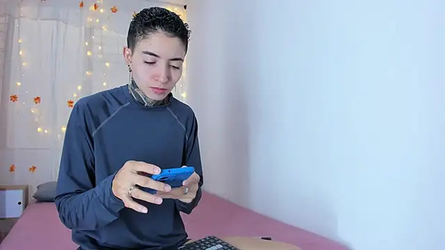 Snapshot of Tinny_and_Candy chatting on November 6, 12:17 pm Tinny and Candy online show from November 6, 12:17 pm