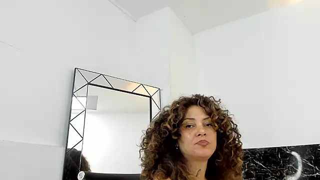 Juliabadlee online show from December 2, 2:42 am