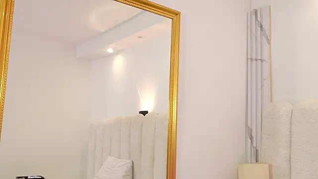 Juliabadlee online show from November 3, 7:15 pm