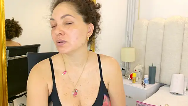 Snapshot of Juliabadlee chatting on November 24, 8:41 pm Juliabadlee online show from November 24, 8:41 pm