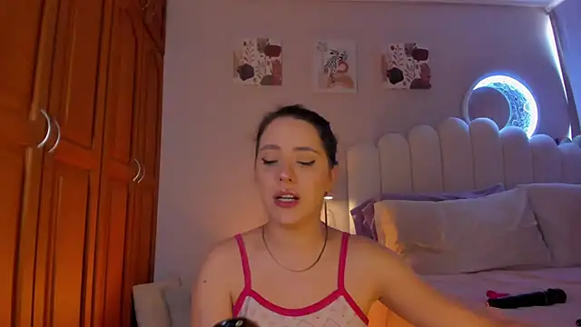 martinaaricci online show from December 15, 2:54 pm