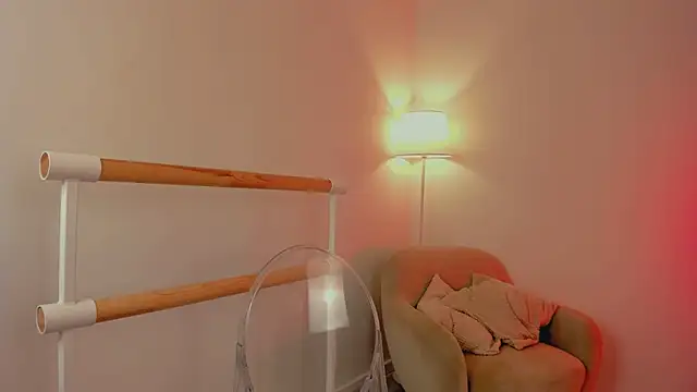 EmiliaDreams online show from March 6, 5:22 pm