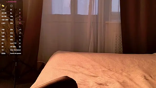 EmiliaDreams online show from September 18, 3:25 pm