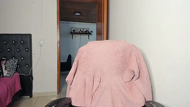 Snapshot of Imluna93 chatting on February 5, 12:17 pm Imluna93 online show from February 5, 12:17 pm