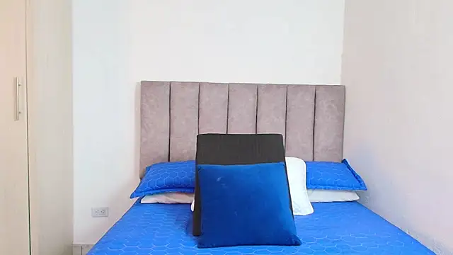 karina lewis  online show from December 28, 3:15 am