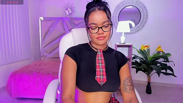 Snapshot of madisson_davon chatting on December 22, 4:59 pm madisson davon online show from December 22, 4:59 pm