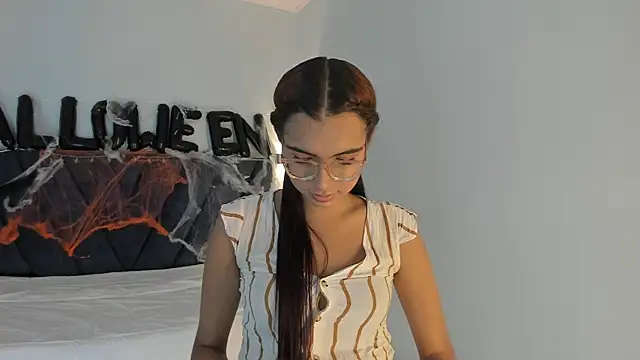 Snapshot of sara_saenz99 chatting on October 21, 8:09 pm sara saenz99 online show from October 21, 8:09 pm