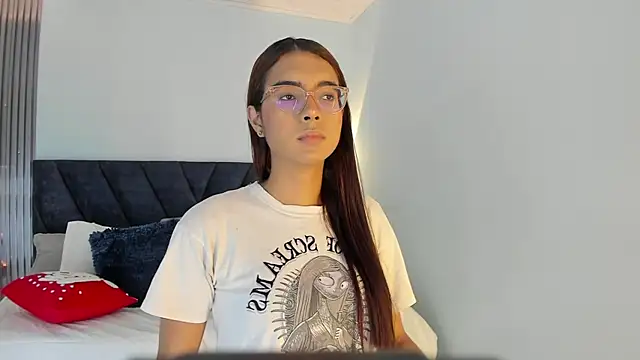 Snapshot of sara_saenz99 chatting on November 8, 8:07 pm sara saenz99 online show from November 8, 8:07 pm