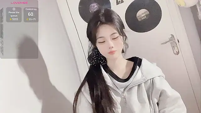 Qedgjwyz1 online show from February 16, 5:04 am