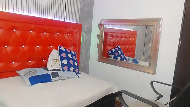 Snapshot of sophia__sweet1 chatting on December 2, 2:06 am sophia sweet1 online show from December 2, 2:06 am