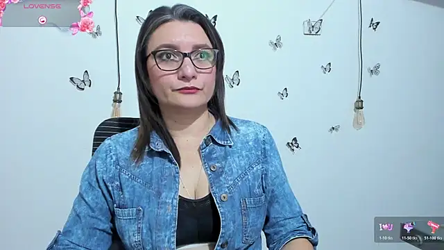 Amie Adams82  online show from December 3, 3:43 pm