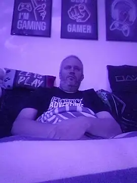 ShyBoy1982 online show from October 18, 9:15 pm