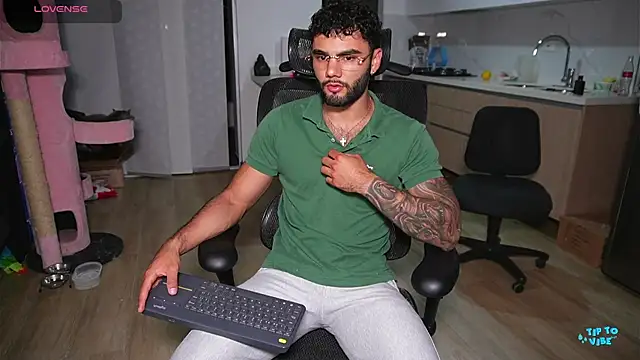 Derek w online show from December 19, 11:35 pm