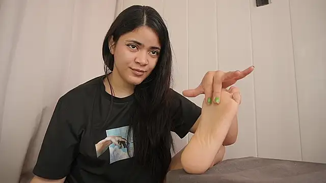 Snapshot of Feetgirl01 chatting on January 19, 1:01 pm Feetgirl01 online show from January 19, 1:01 pm