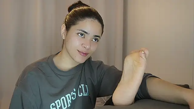 Snapshot of Feetgirl01 chatting on March 13, 5:39 pm Feetgirl01 online show from March 13, 5:39 pm