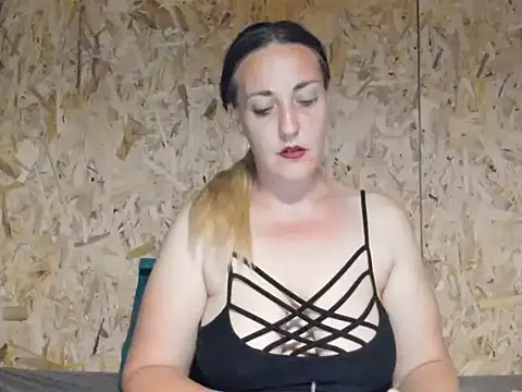 Snapshot of Cristina311219 chatting on June 1, 10:33 pm Cristina311219 online show from June 1, 10:33 pm