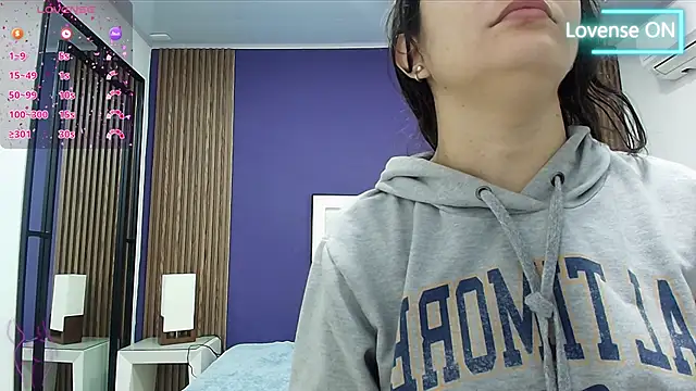 Snapshot of alina_martinelli chatting on January 17, 10:22 am alina martinelli online show from January 17, 10:22 am