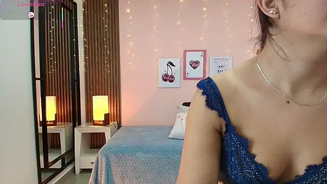 Snapshot of alina_martinelli chatting on November 23, 10:59 am alina martinelli online show from November 23, 10:59 am