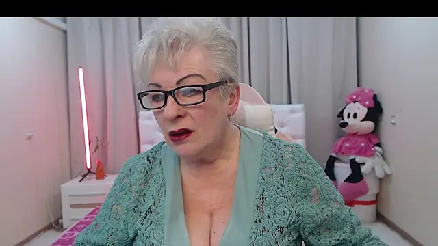 Snapshot of KayleSmoll chatting on April 18, 6:45 pm KayleSmoll online show from April 18, 6:45 pm