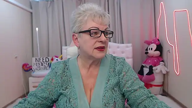 Snapshot of KayleSmoll chatting on May 22, 6:35 pm KayleSmoll online show from May 22, 6:35 pm