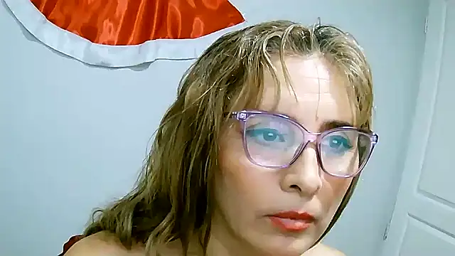 Snapshot of leona- chatting on January 6, 12:16 am leona- online show from January 6, 12:16 am