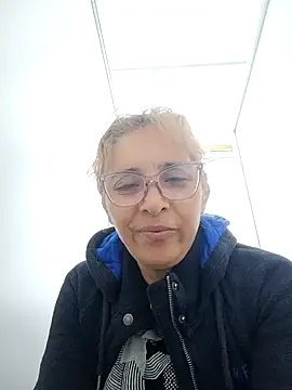 Snapshot of leona- chatting on January 8, 10:59 am leona- online show from January 8, 10:59 am