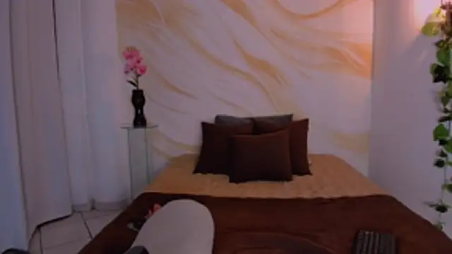 Snapshot of CherryBlossomm_ chatting on December 4, 1:04 am CherryBlossomm online show from December 4, 1:04 am