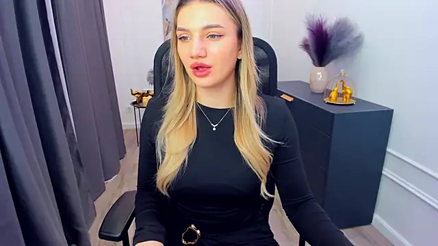 SelenaeMoore online show from March 5, 3:35 am