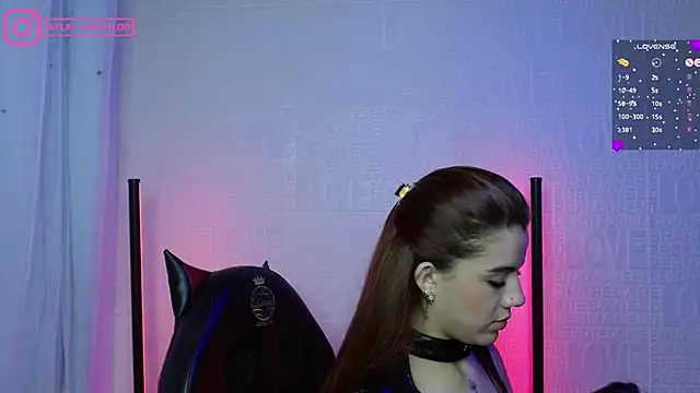 Snapshot of Layla_castilloo chatting on February 6, 5:09 pm Layla castilloo online show from February 6, 5:09 pm