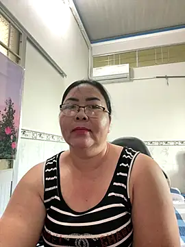 Snapshot of NDith chatting on October 31, 7:53 am NDith online show from October 31, 7:53 am