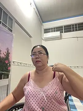 Snapshot of NDith chatting on October 31, 9:27 pm NDith online show from October 31, 9:27 pm