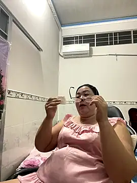 Snapshot of NDith chatting on November 2, 11:34 am NDith online show from November 2, 11:34 am