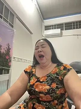 Snapshot of NDith chatting on November 6, 1:23 pm NDith online show from November 6, 1:23 pm