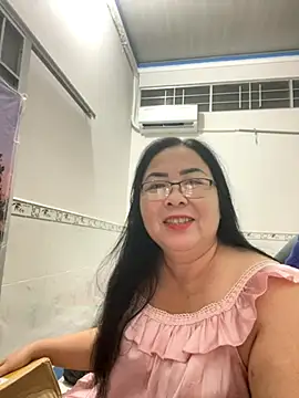 Snapshot of NDith chatting on November 10, 1:32 pm NDith online show from November 10, 1:32 pm