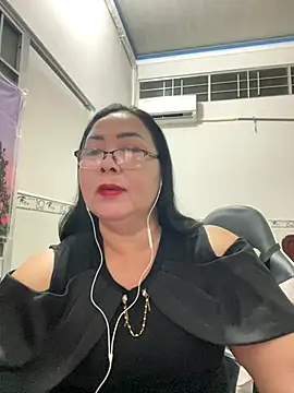 Snapshot of NDith chatting on November 11, 2:06 pm NDith online show from November 11, 2:06 pm