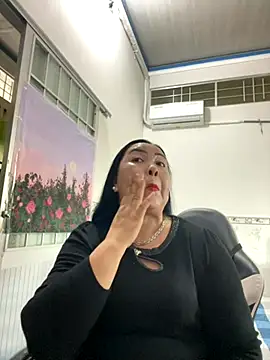 Snapshot of NDith chatting on November 13, 8:57 am NDith online show from November 13, 8:57 am