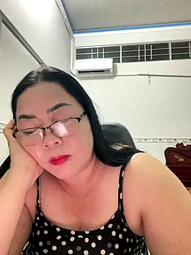 Snapshot of NDith chatting on November 17, 1:06 pm NDith online show from November 17, 1:06 pm